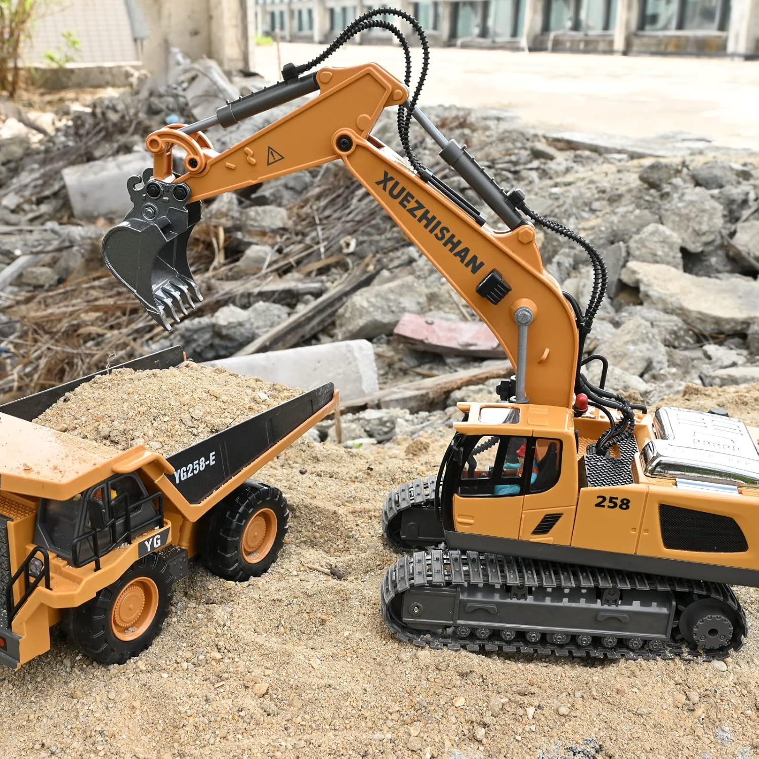 680° Rotating Remote Control Excavator Toy with Metal Shovel, Lights & Sounds